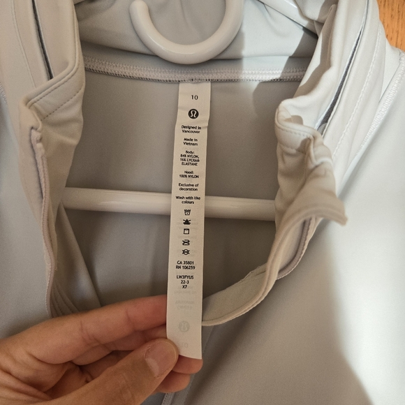 Lululemon Nulux Reflective Running Jacket, color Vapor, size 10 - Picture 4 of 7